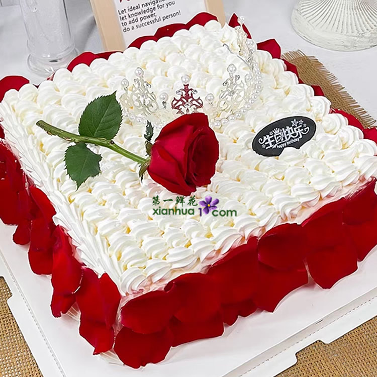 8寸方形鲜奶蛋糕，玫瑰花瓣、皇冠装饰